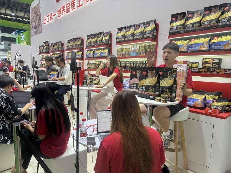 Stand de comida para mascotas, donde los expositores transmiten en vivo para promocionar sus productos