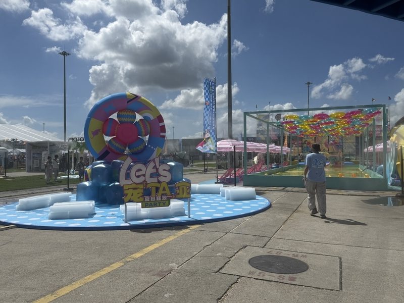 Zona exterior de la feria con la fiesta temática "Mima a TA Asia"