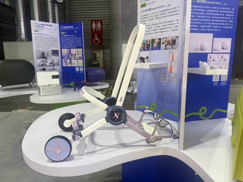 Exposición de diseño de carritos para mascotas y paneles explicativos